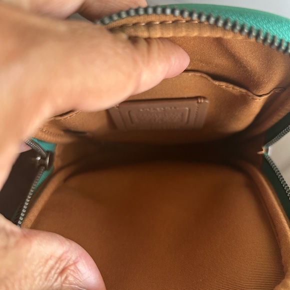 ADEN COACH CROSSBODY BAG. One black bag and one green bag. - Picture 7 of 7